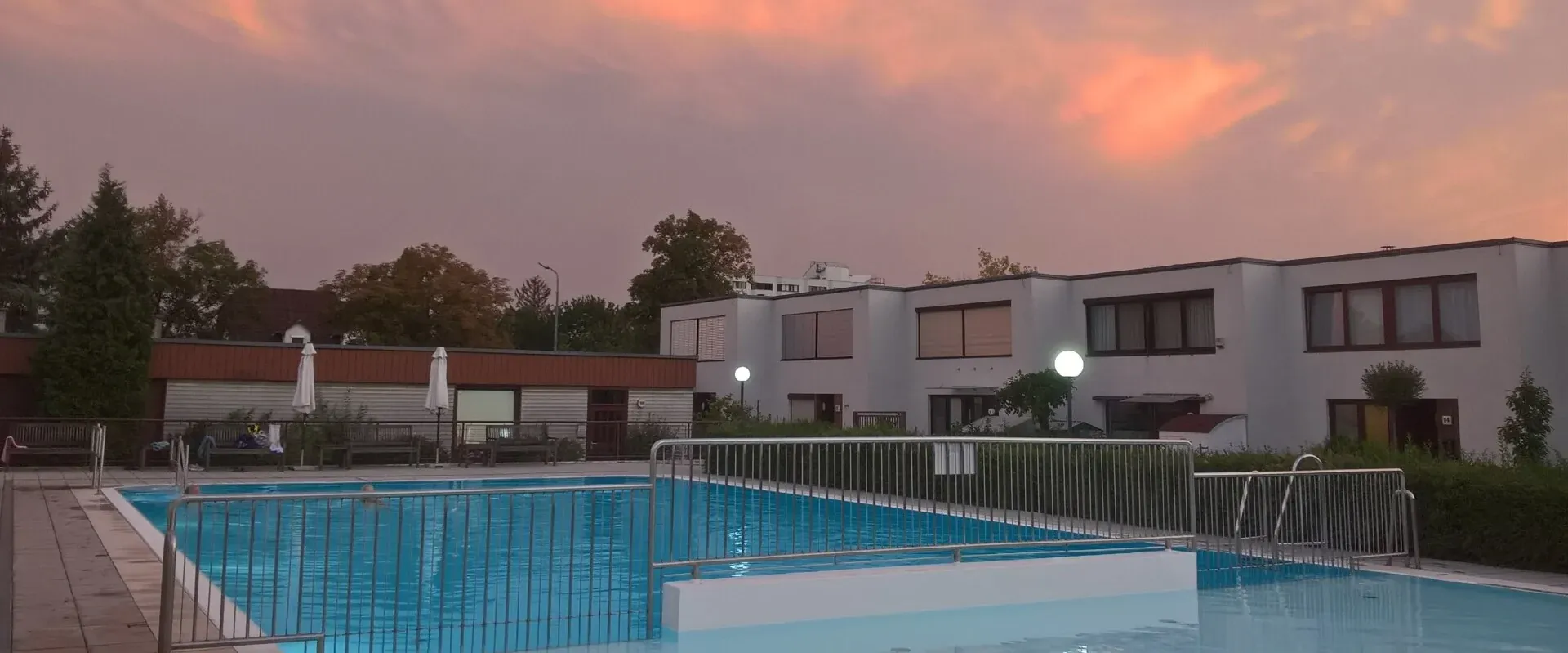 Hintergrund: Stimmungsbild des Carabelligasse-Schwimmbads